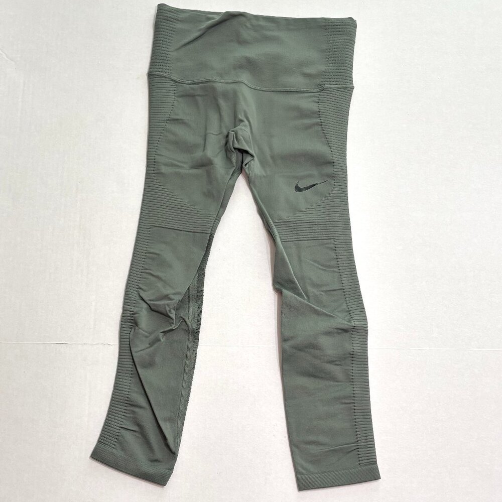 NWOT Nike Epic Lux Tight Fit Leggings